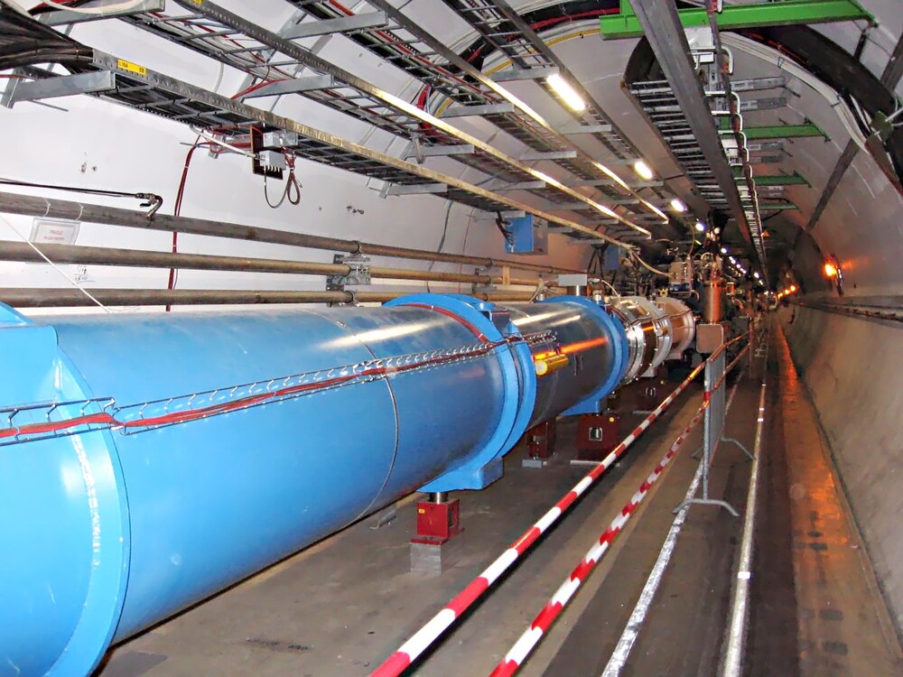 CERN LHC tünel içi: 27 km çevreli supériletken mıknatıs dizisi