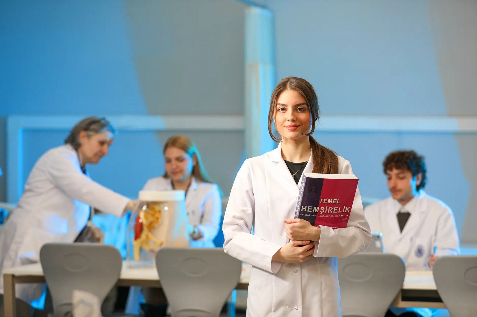 Sınırlı Dikkat ve Kararların Kendi Kendine Beslediği Grup Döngüleri Nasıl Oluşur: Yeni Matematiksel Model, Bu Yapıyı Kırmanın İki Yolu İçin İpucu Veriyor