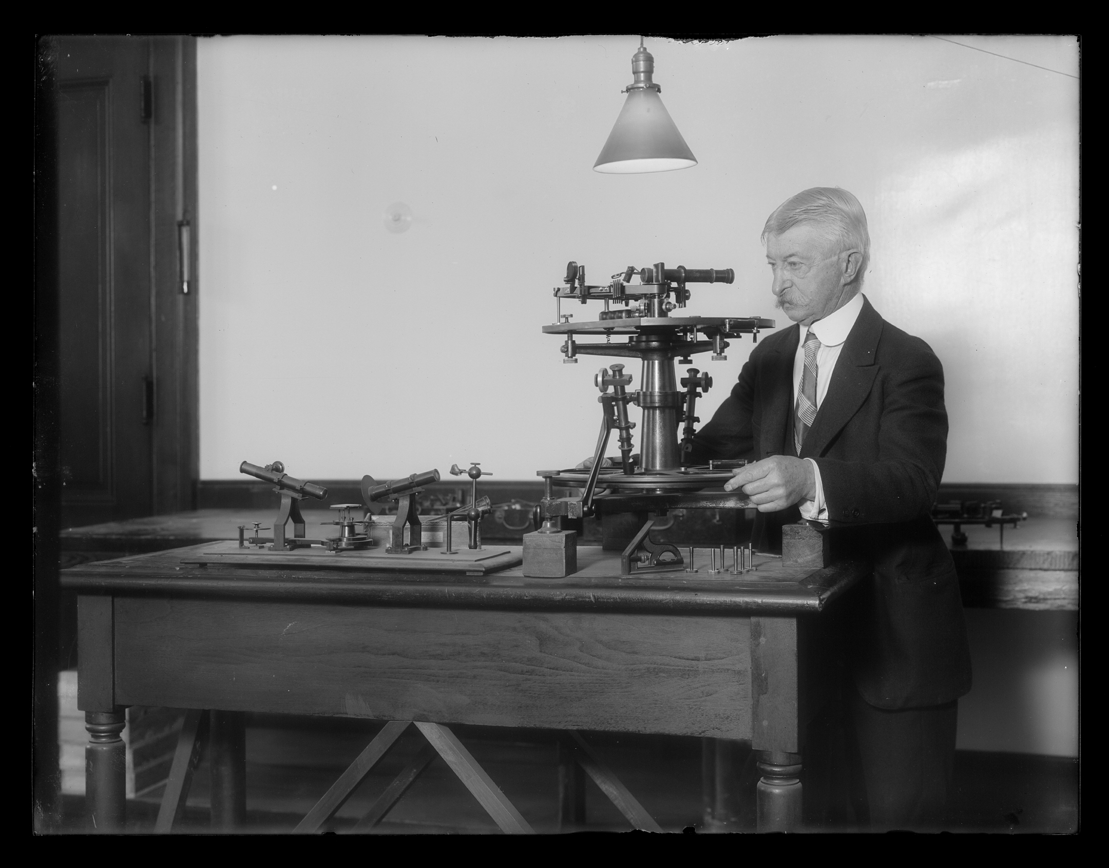 1905'te Yıldızları Ölçmek: ABD Deniz Gözlemevi'nde Sextant ve Ayna Deneyi