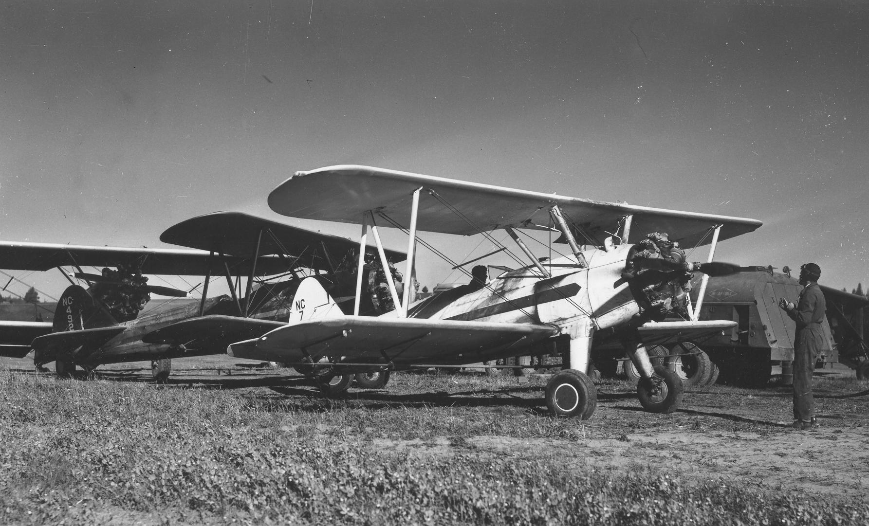 1947. Central Aircraft's Stearmans lined up for lo — 1947-01-01T00:00:00Z Dönemi Bilim Tarihi Belgesi