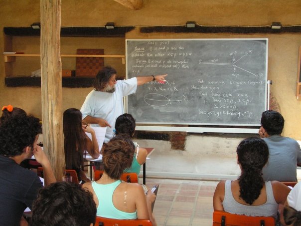 Ali Nesin Matematik Köyünde Ders Anlatırken