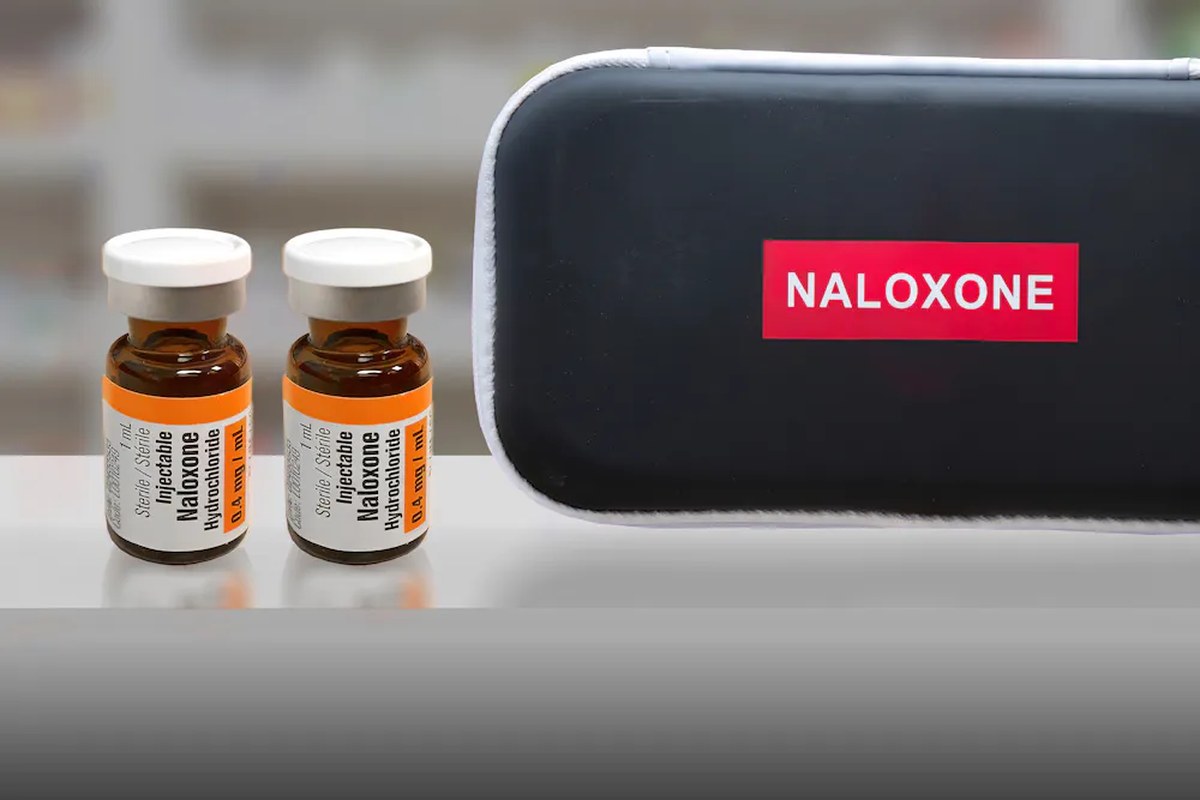Nalokson opioid aşiri dozunu hızlıca geri çevirebilir.Marvin Samuel Tolentino Pineda/iStock via Getty Images Plus