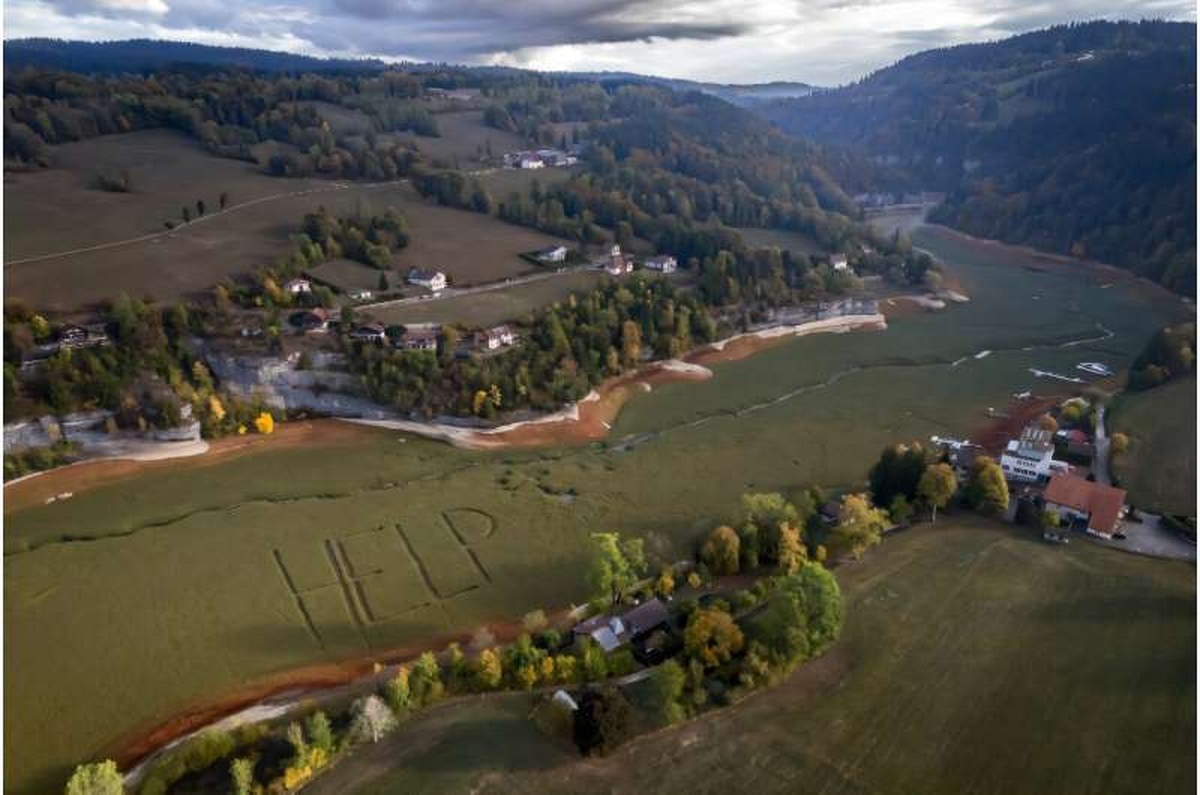 The Lac des Brenets, with Switzerland on one side and France on the other, has dried up. The Lac des Brenets, with Switzerland on one side and France on the other, has dried up